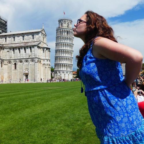 Lauren Watson pretends to kiss the Leaning Tower of Pisa